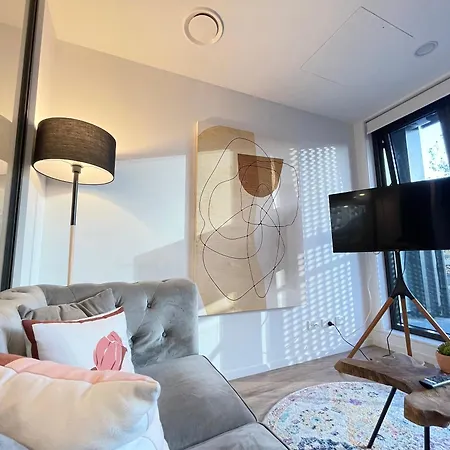 Beautiful Stylish Cbd Apartment